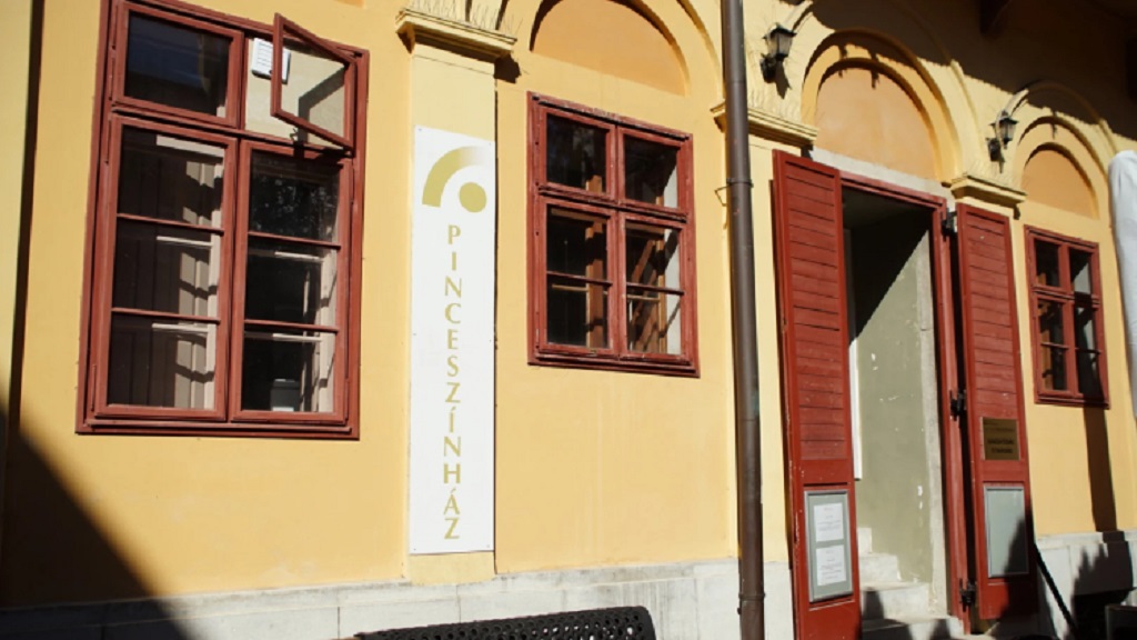 Dacol a magas rezsiszámlákkal - nyitva lesz télen a Szegedi Pinceszínház